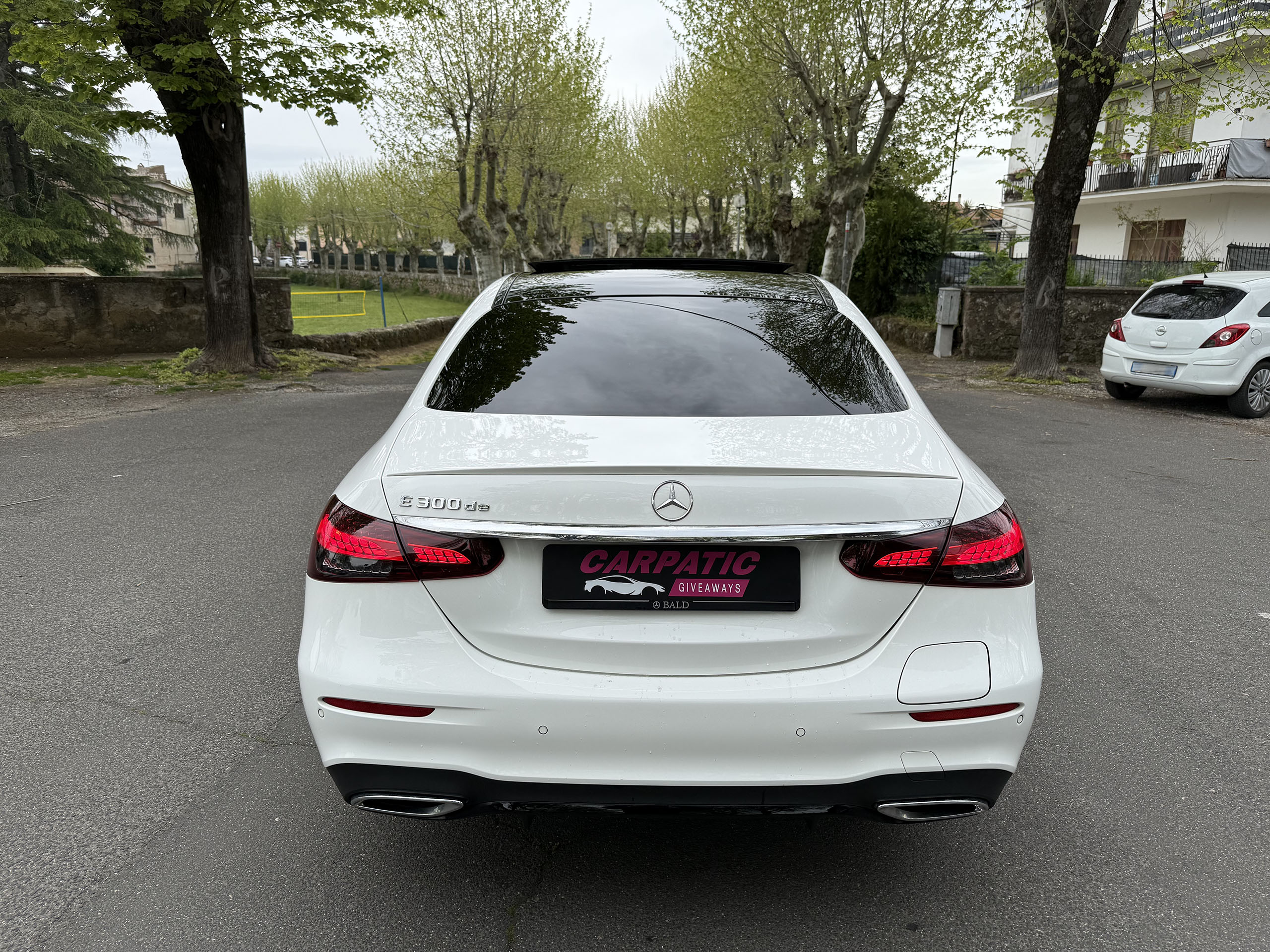 Mercedes-Benz E Class 300 de 4MATIC Plug-in Hybrid AMG Line 306CP 2022 - Image 3