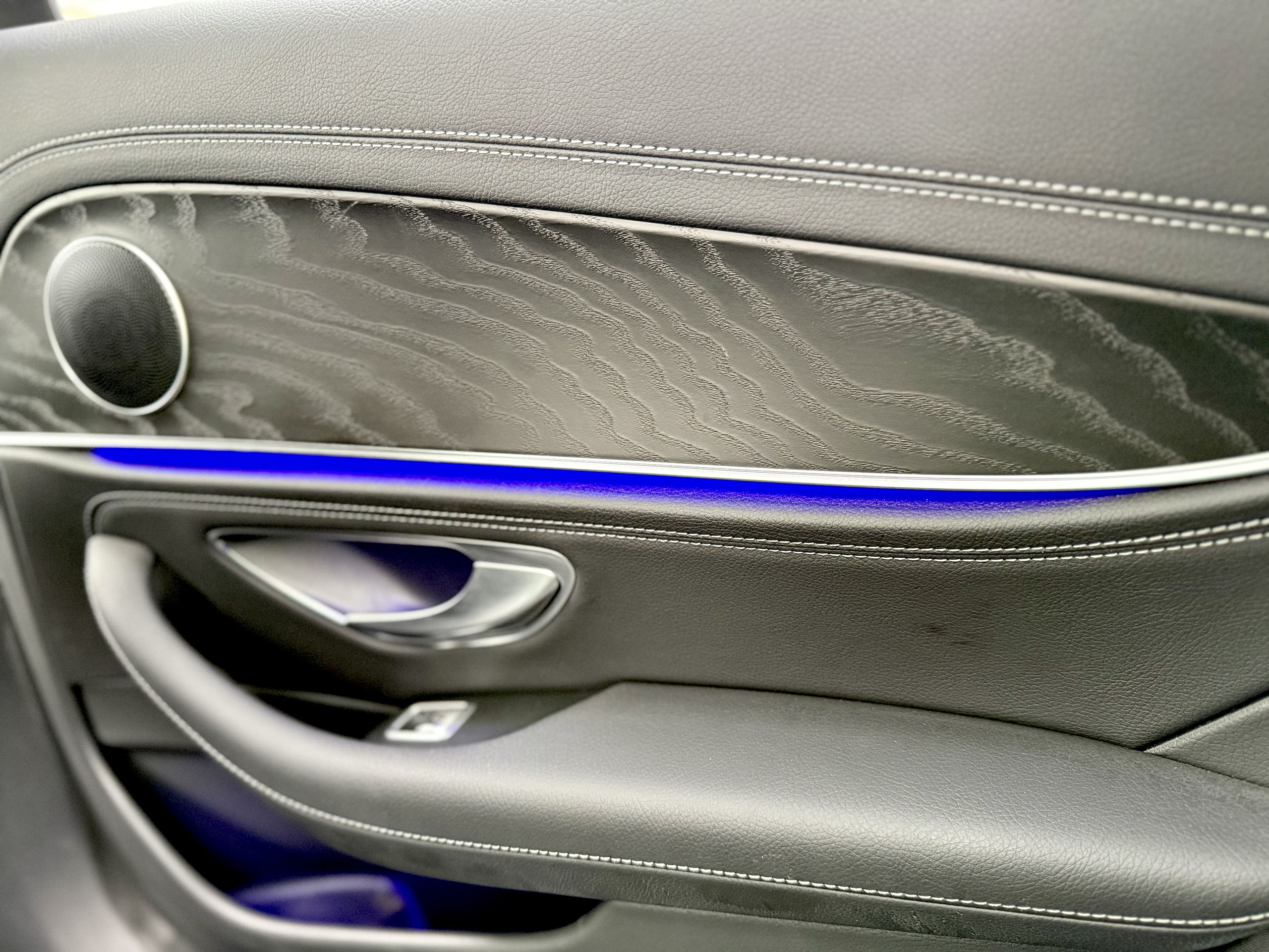 Mercedes-Benz E Class 300 de 4MATIC Plug-in Hybrid AMG Line 306CP 2022 - Image 12