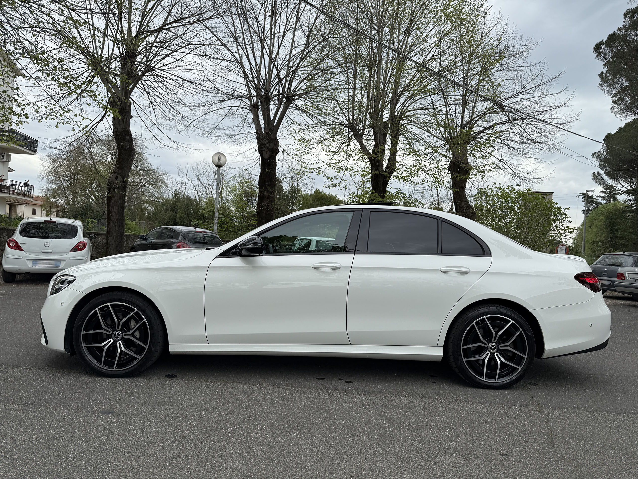 Mercedes-Benz E Class 300 de 4MATIC Plug-in Hybrid AMG Line 306CP 2022 - Image 4