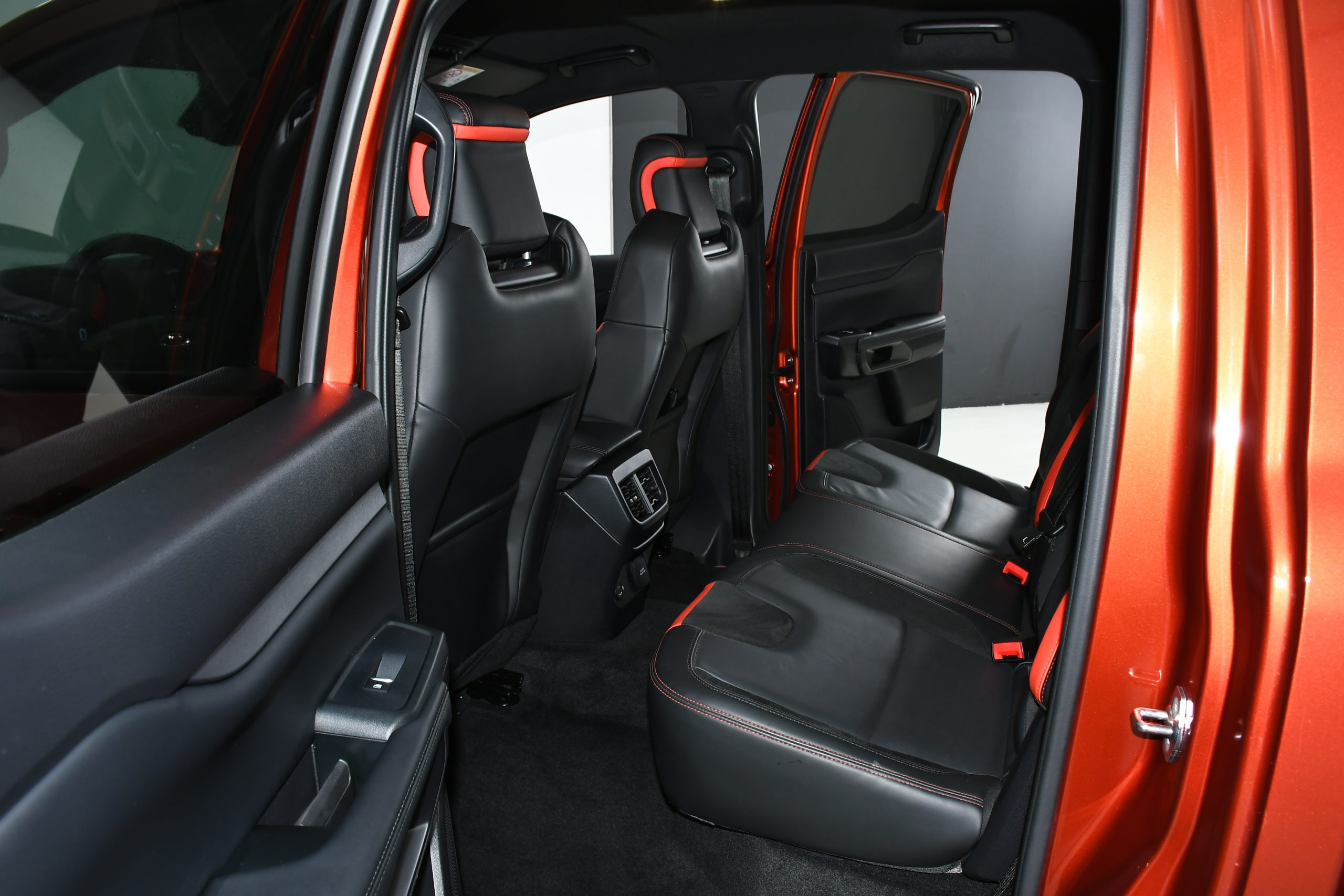 Ford Ranger Raptor (292 HP) 2024 + €1500 POCKET MONEY - Image 13