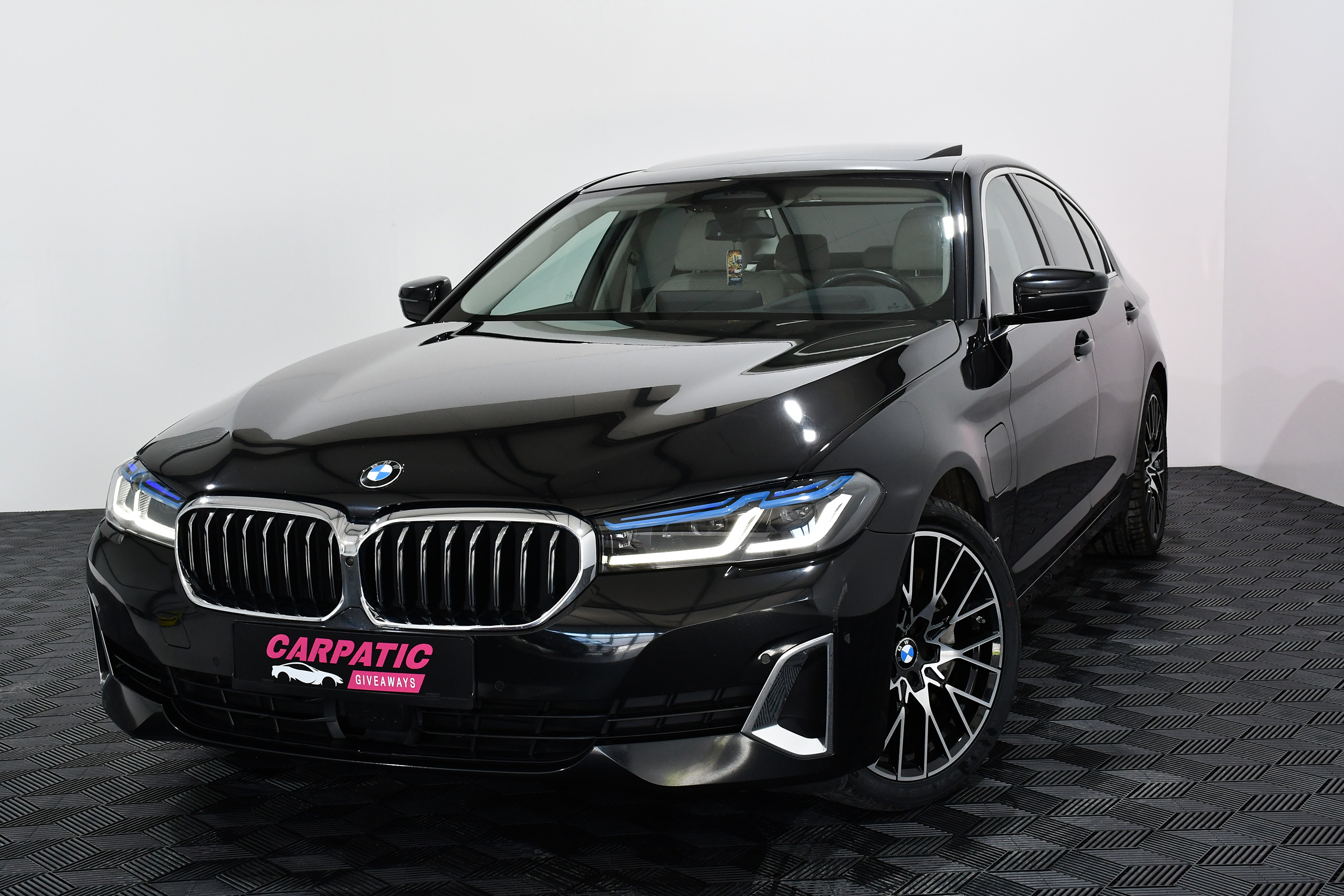 BMW Seria 5 xDrive 545e Luxury Line (394 HP) 2021 + €1000 POCKET MONEY