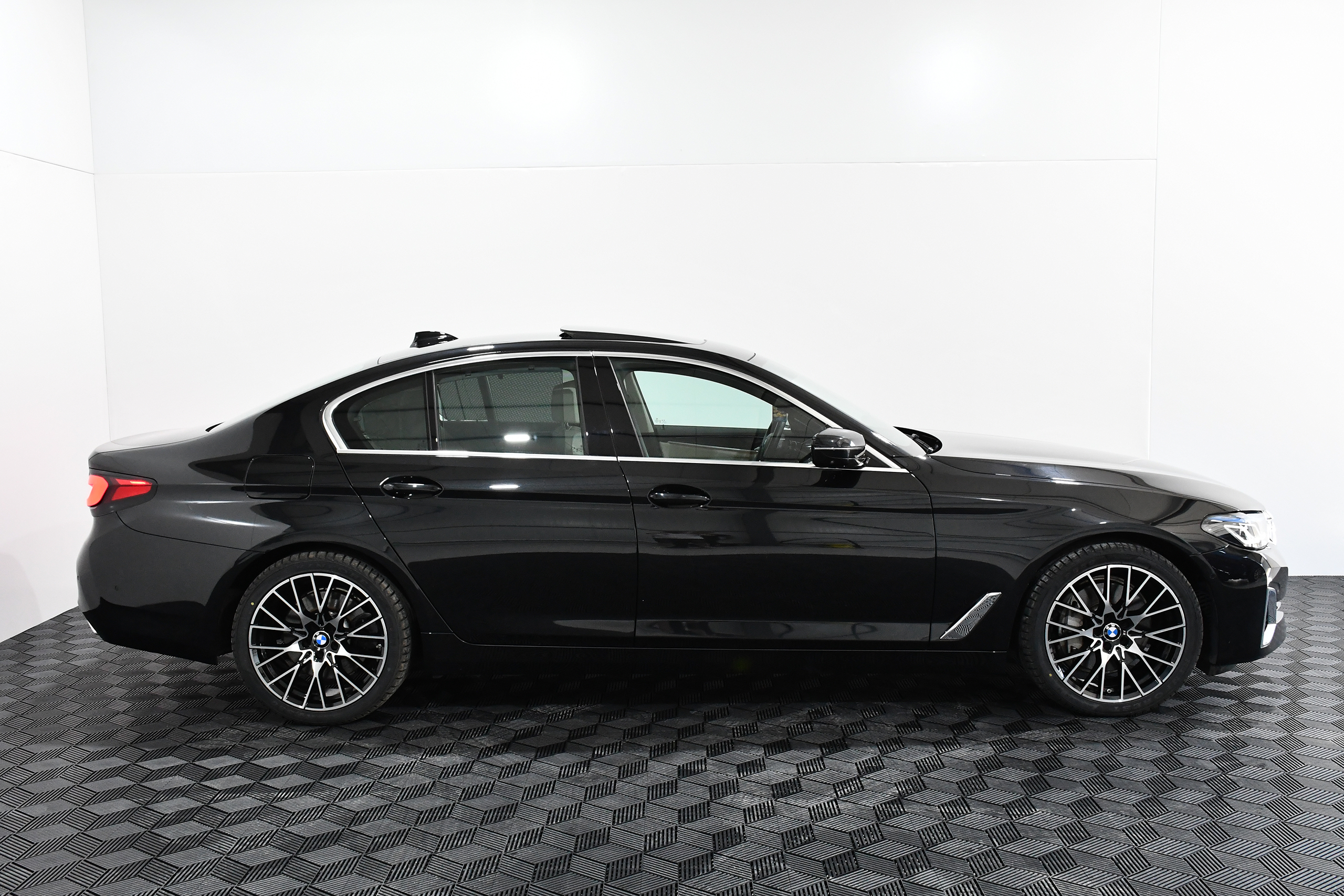 BMW Seria 5 xDrive 545e Luxury Line (394 HP) 2021 + €1000 POCKET MONEY - Image 4