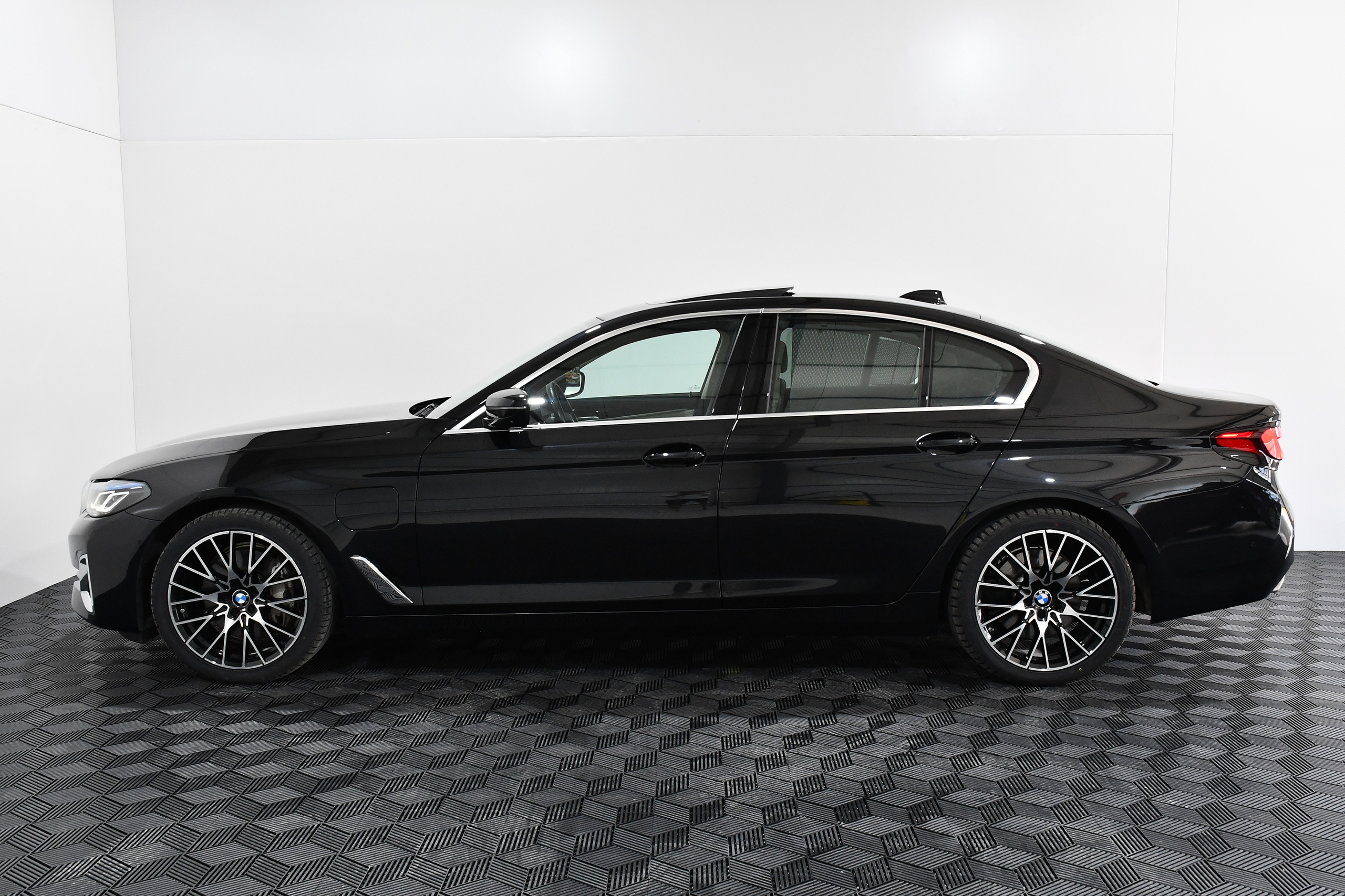 BMW Seria 5 xDrive 545e Luxury Line (394 HP) 2021 + €1000 POCKET MONEY - Image 14