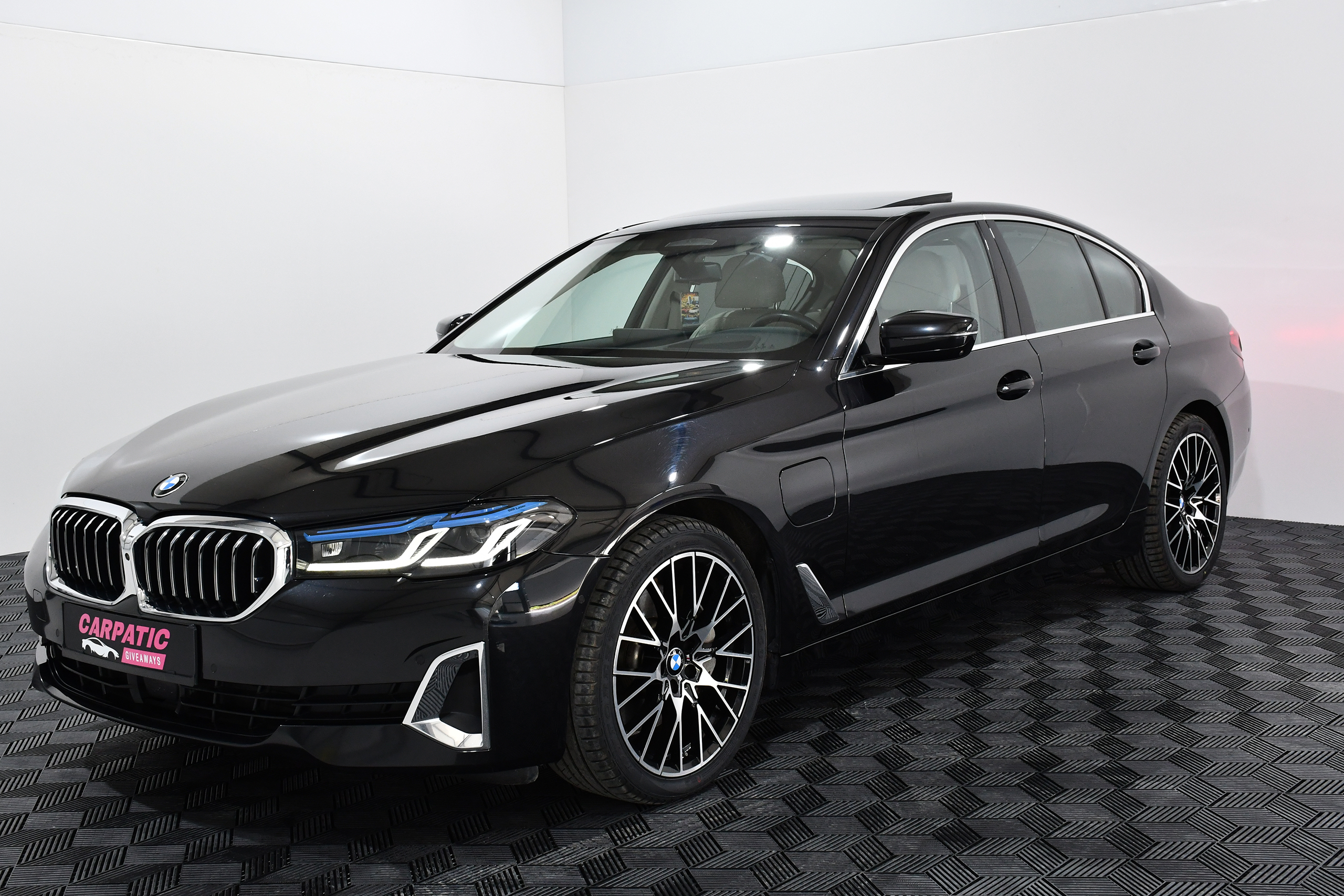BMW Seria 5 xDrive 545e Luxury Line (394 HP) 2021 + €1000 POCKET MONEY - Image 15