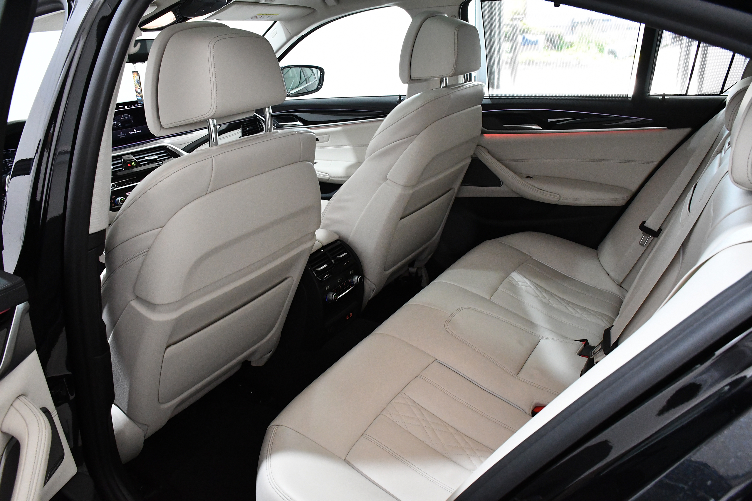 BMW Seria 5 xDrive 545e Luxury Line (394 HP) 2021 + €1000 POCKET MONEY - Image 30