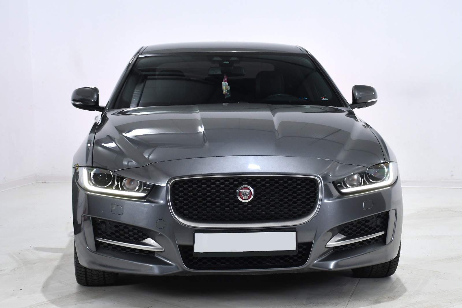 FREE ENTRY – Jaguar XE 20d AWD Aut. R-Sport (180Hp) 2017 - Image 3