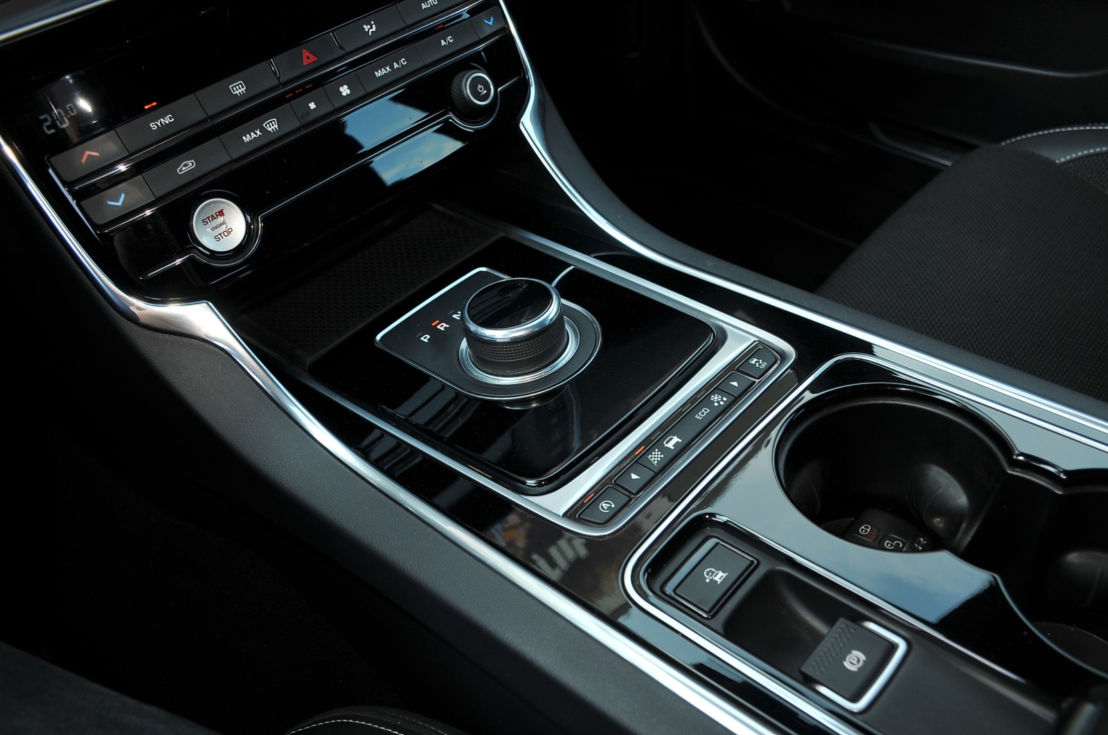 FREE ENTRY – Jaguar XE 20d AWD Aut. R-Sport (180Hp) 2017 - Image 23